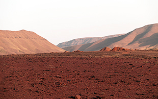 Das Gestein wirkt rötlich in der Abendsonne, Foum Chenna, Marokko