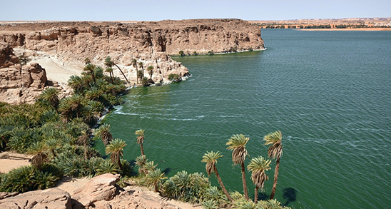 Einer der 18 Seen von Ounianga: Der Lac Ounianga Kebir. Es ist der grösste der Seen. Die Seen sind unterirdisch alle miteinander verbunden. Es ist die grösste Seenlandschaft in der Sahara. Tschad